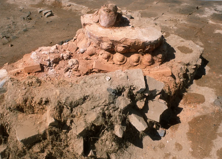 Picture showing the remains of a lotus throne