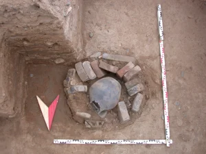 Image showing an excavation situation. A vessel is containted in a casing of brickwork.