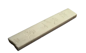 Steinbrettchen mit eingravierten chinesischen Schriftzeichen, sog. 'Jadebuchfragment' aus der Brunnengrabung in Karabalgasun.