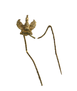 Schmucknadel mit Vogeldarstellung aus dem Handwerkerviertel HB3 in Karabalgasun.