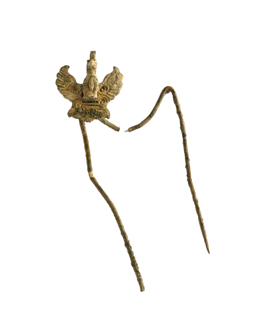 Schmucknadel mit Vogeldarstellung aus dem Handwerkerviertel HB3 in Karabalgasun.